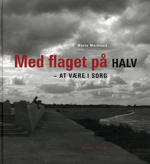 Med flaget på halv